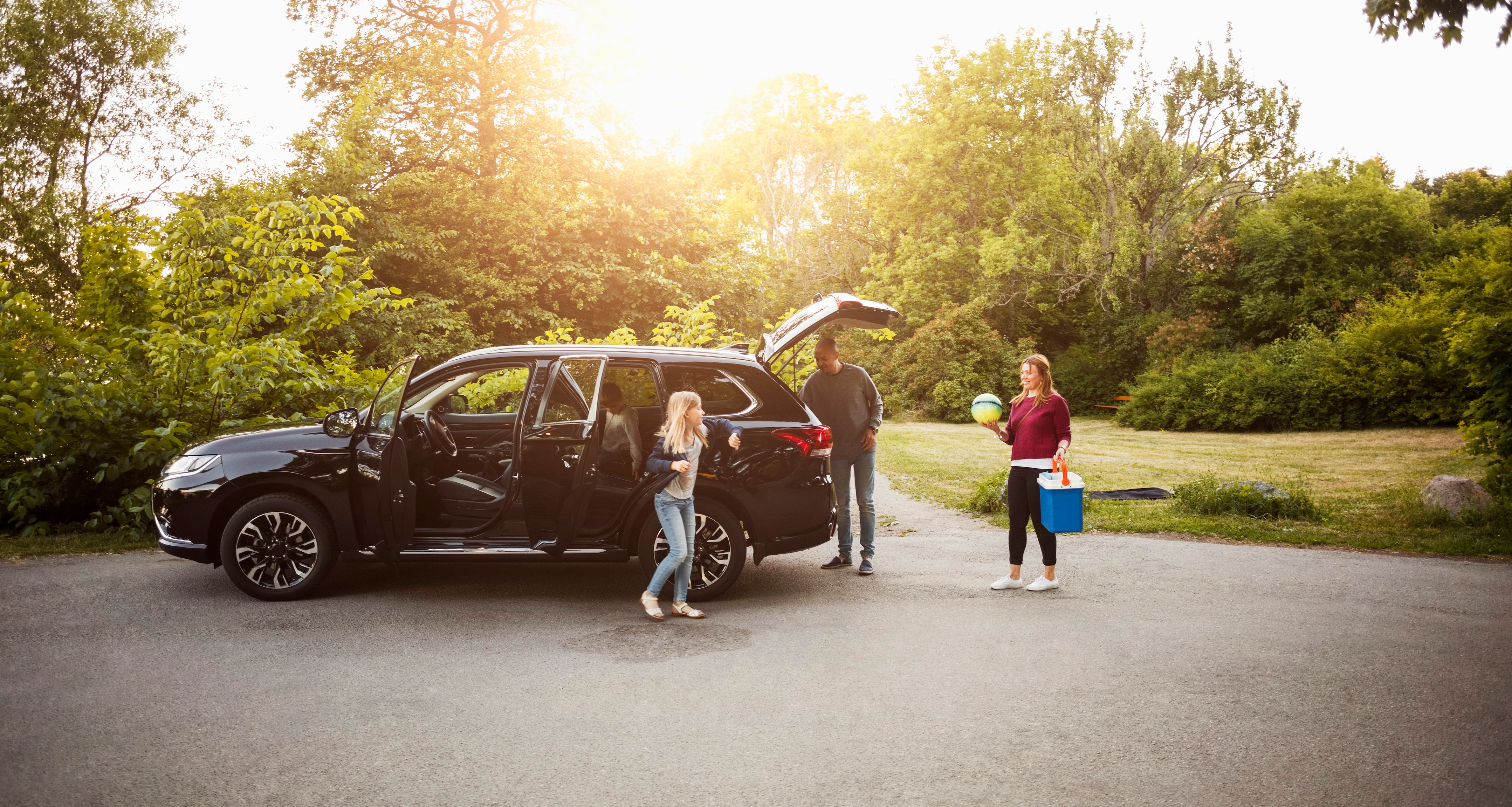 Family loading car